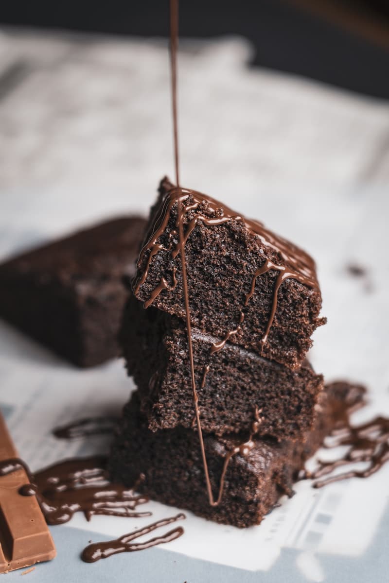 Brownie czekoladowe z musem malinowym