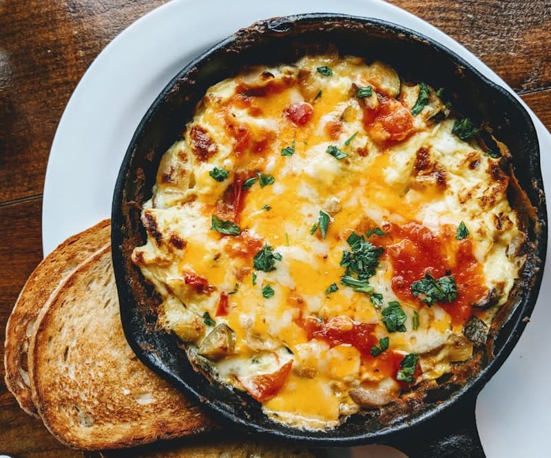 Omlet ze szpinakiem, papryką i serem Gouda